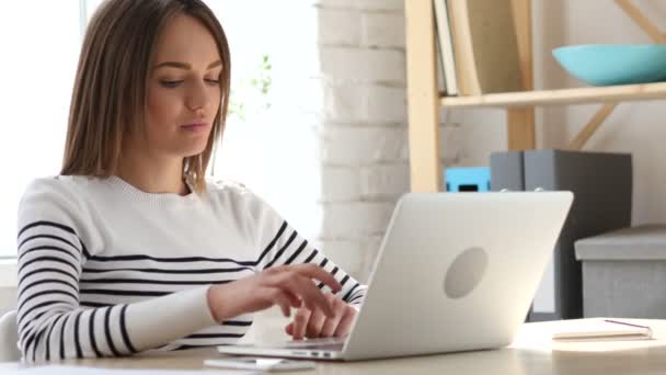 Hermosa mujer dejando la oficina — Vídeos de Stock