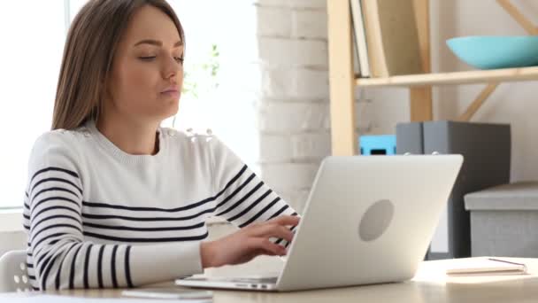 Mulher bonita trabalhando no laptop, pensando e planejando — Vídeo de Stock