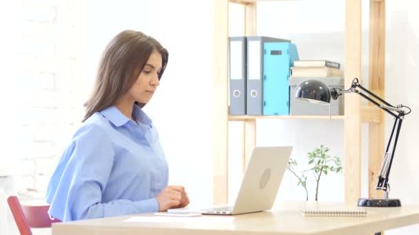 Ernsthafte Frau arbeitet im Büro am Laptop — Stockvideo