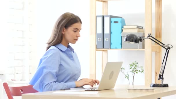 Mulher deixando o escritório depois de concluir o trabalho — Vídeo de Stock