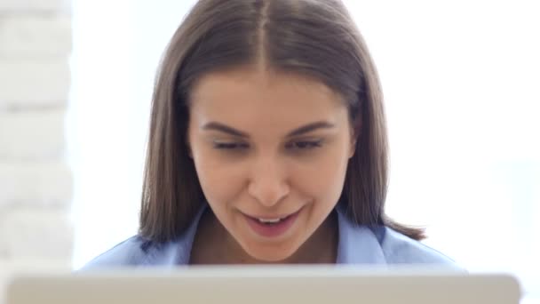Video Chat en el Trabajo por Creative Designer, Mujer trabajadora — Vídeo de stock