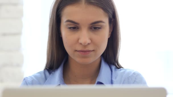 Nahaufnahme einer lächelnden glücklichen Frau bei der Arbeit, Laptop — Stockvideo