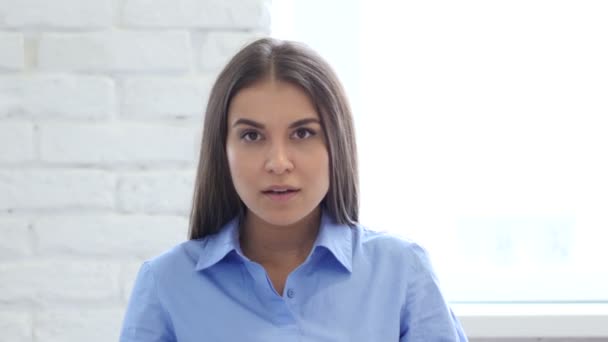 Retrato de bela feliz jovem mulher comemorando o sucesso — Vídeo de Stock