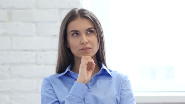 Retrato de una hermosa mujer pensante que sugiere una lluvia de ideas — Vídeo de stock