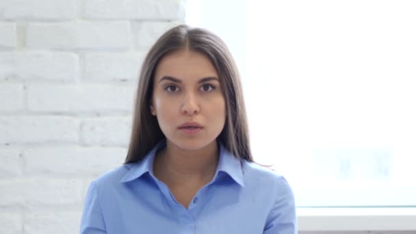 女人做手势沮丧和愤怒的肖像 — 图库视频影像