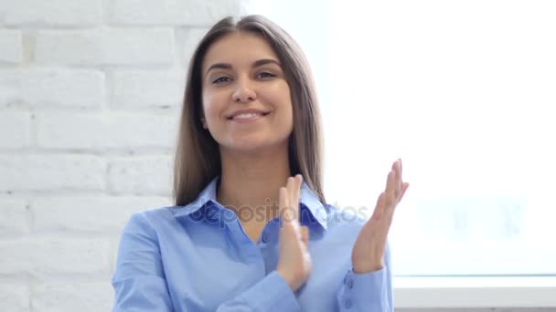 Retrato de mujer hermosa aplaudiendo, aplaudiendo — Vídeo de stock