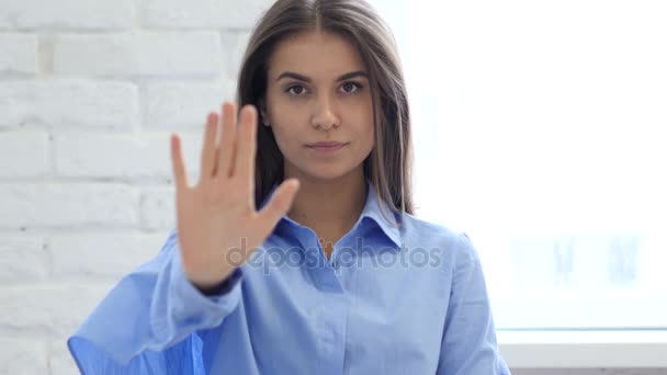 Gyönyörű fiatal nő intett stoptábla kézzel portréja — Stock videók