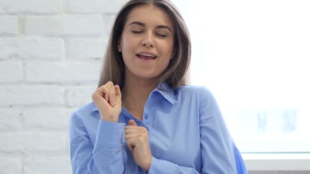 Bailando hermosa mujer, disfrutando de la vida — Vídeo de stock