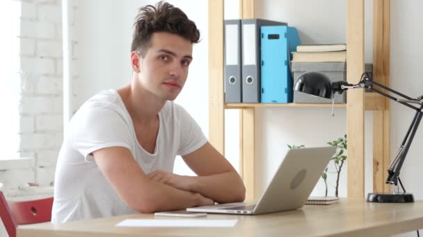 Man aan het werk op Laptop glimlachen naar de Camera — Stockvideo