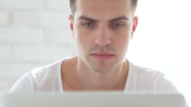 ノート パソコンで作業する創造的な男性のフロントはクローズ アップ — ストック動画