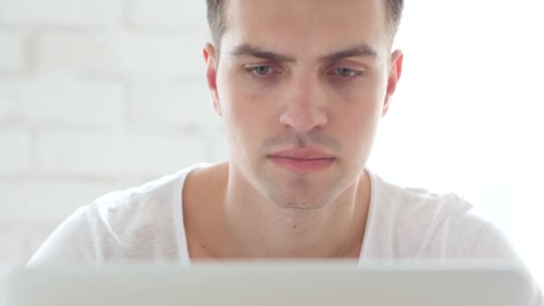 Frontaufnahme eines Mannes mit Kopfschmerzen bei der Arbeit am Laptop, Schmerzen — Stockvideo