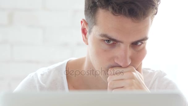 Front Close-Up de Pensamento Pensivo Homem trabalhando Online — Vídeo de Stock