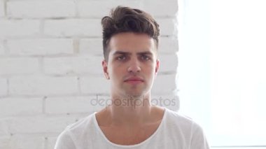 Ofiste genç adam inkar reddetme teklif