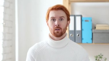 Hayır, kırmızı tüyler adamla reddetme parmak sallayarak