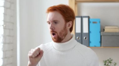 Kırmızı saç öksürük, boğaz enfeksiyonu ile hasta adamı