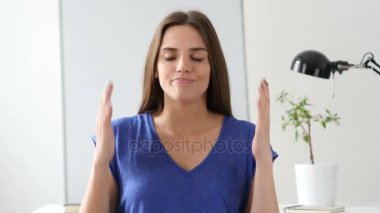 Güzel kadın el hareketi hata ve sorunlar