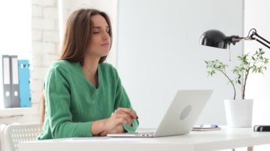 Güzel kadın müzik kulaklık üzerinde dinlemek