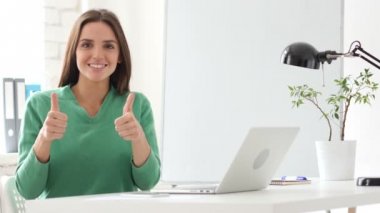 Yaratıcı kadın, güzel bir jest Yaşasın