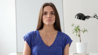 Sessizlik için dudaklarında parmak kadınla soran