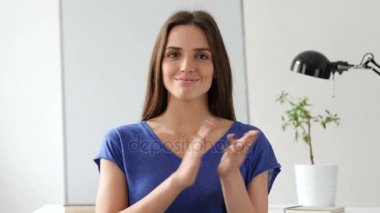 Alkışlayan Güzel Kadın, Alkışlayan Takım