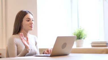 Kadın tasarımcı tarafından laptop rahat Webcam sohbet