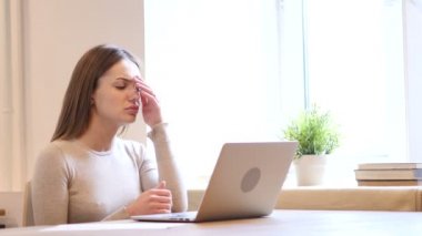 Baş ağrısı, kadın tasarımcı ofiste çalışmak için iş stresinin