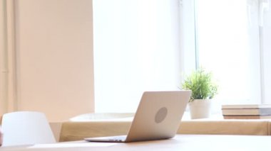 Kadın tasarımcı ofis, başlangıç iş geliyor
