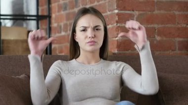 Kadın tasarımcı el başparmak aşağı