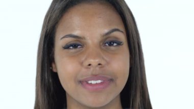 Gülümseyen Afro-Amerikan kadın, kapalı