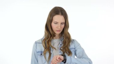 Genç kadın kullanarak Smartwatch üstünde onun kol bileği