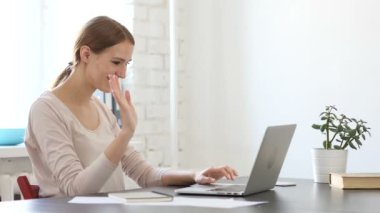 Laptop yaratıcı kadın tarafından online görüntülü sohbet