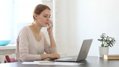 Smartphone'da söz, iş bilgi tartışırken yaratıcı kadın