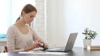 Smartwatch kullanarak, e-posta tarama yaratıcı kadın