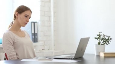 Yaratıcı kadın iş yerinde, proje yük yorgun hissetme