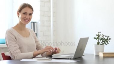 Jest kadın Loft Office tarafından Yaşasın