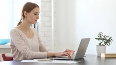 Gülümseyen Loft ofiste iş başında yaratıcı kadın