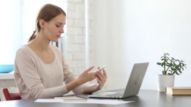 Kadın iş müşterileri ile konuşurken, aramayý cevaplamak