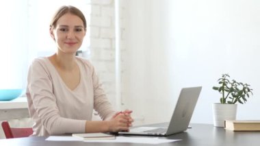 Loft Office kadında reddetme reddetmek için kafa sallayarak