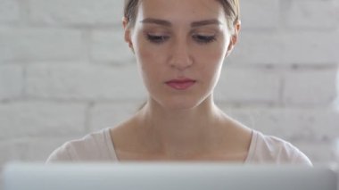 Kadında çatı Office meşgul çalışma üstünde Laptop