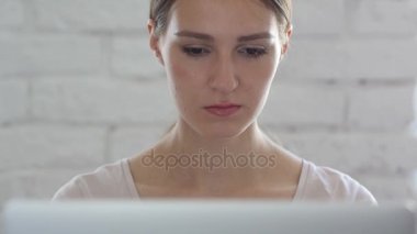 Kaybı, tepki hayal kırıklığı kadın Loft Office tarafından