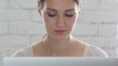 Güzel kadın yüzü, Office yakın çekim