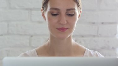 Yaratıcı kadın, Office gülümseyen yakın çekim