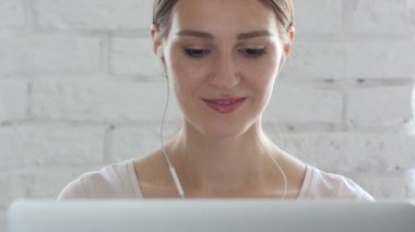 Kadın Loft Office tarafından işyerinde görüntülü sohbet
