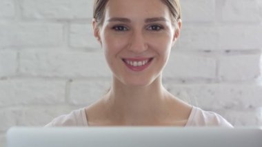 Başparmak yukarıya kadın Loft Office tarafından