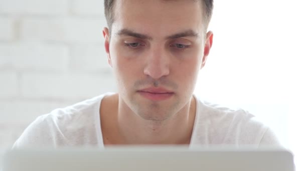 Gros plan avant de l'homme fatigué qui essaie de se détendre les muscles du cou au travail — Video