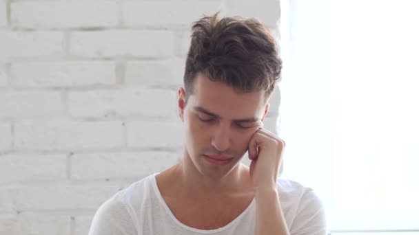 Jeune homme fatigué endormi au bureau — Video