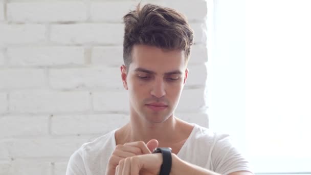 Homme utilisant Smartwatch pour la navigation — Video