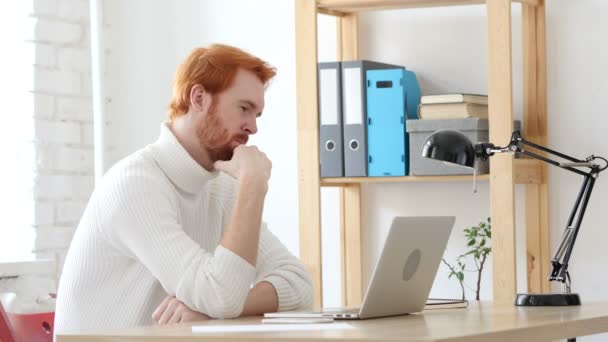 Homem de cabelos vermelhos Pensando e trabalhando em seu escritório — Vídeo de Stock