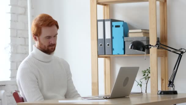 Schlafender kreativer Mann mit roten Haaren in seinem Büro — Stockvideo