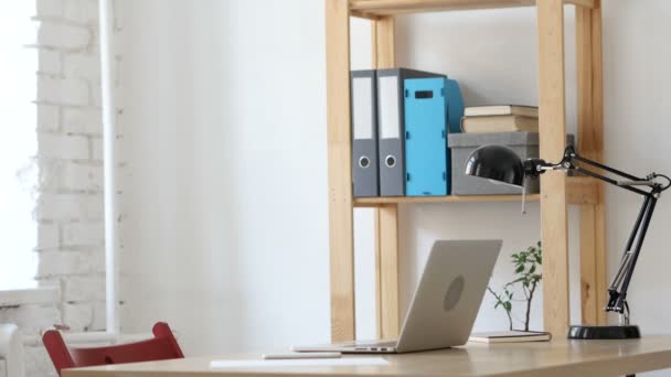 Homme aux cheveux rouges arrive au bureau, commence à travailler sur ordinateur portable — Video